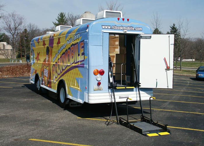 Wheelchair lift optimizing bookspace
